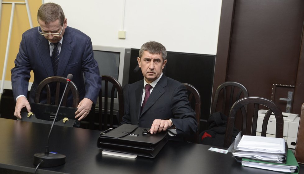 Nebol som eštébák, opakoval novinářům Babiš u soudu v roce 2014