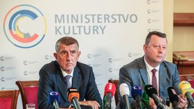 Premiér Andrej Babiš (ANO) a končící ministr kultury Antonín Staněk (ČSSD) (31. 7. 2019)
