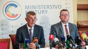 Premiér Andrej Babiš (ANO) a končící ministr kultury Antonín Staněk (ČSSD) (31. 7. 2019)