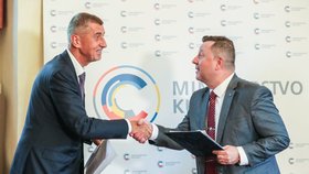 Premiér Andrej Babiš (ANO) a končící ministr kultury Antonín Staněk (ČSSD) (31. 7. 2019)