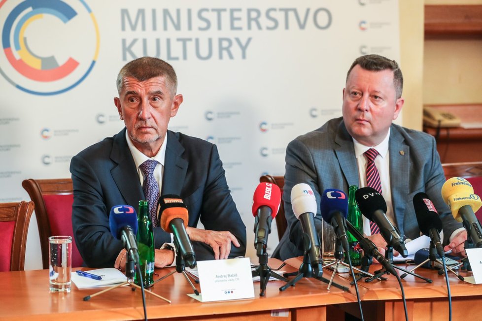 Premiér Andrej Babiš (ANO) a končící ministr kultury Antonín Staněk (ČSSD) (31. 7. 2019)