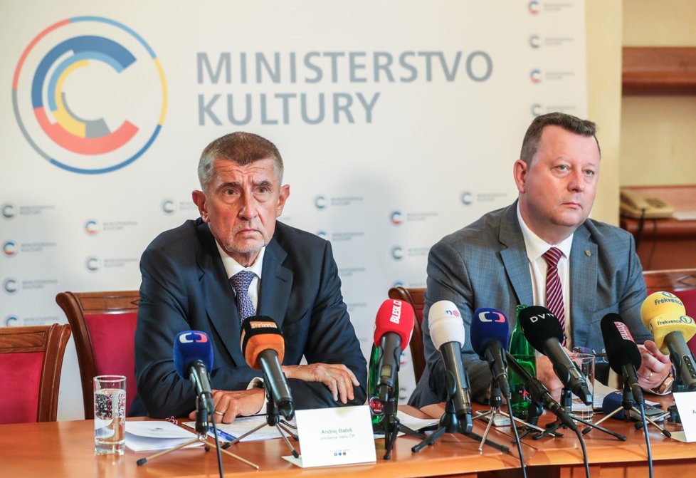 Premiér Andrej Babiš (ANO) a končící ministr kultury Antonín Staněk (ČSSD) (31. 7. 2019)