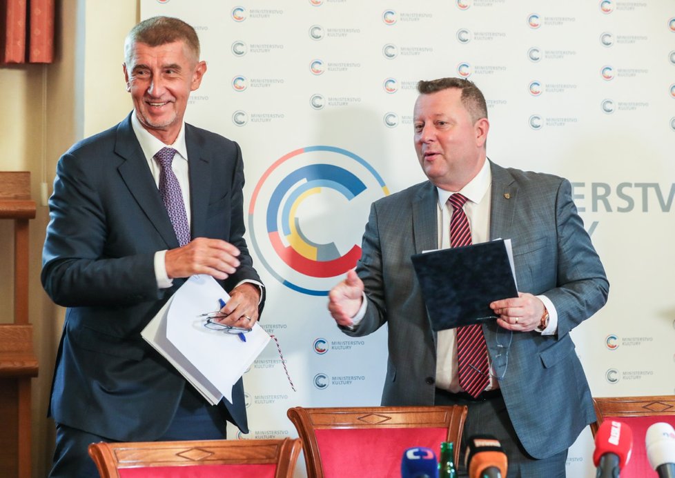 Premiér Andrej Babiš (ANO) a končící ministr kultury Antonín Staněk (ČSSD) (31. 7. 2019)