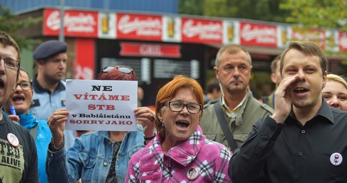 Projev premiéra Andreje Babiše (ANO) při slavnostním zahájení Národních dožínek v Českých Budějovicích znovu narušovala skupinka protestujících. Pískali a skandovali „hanba“ a „StB“.