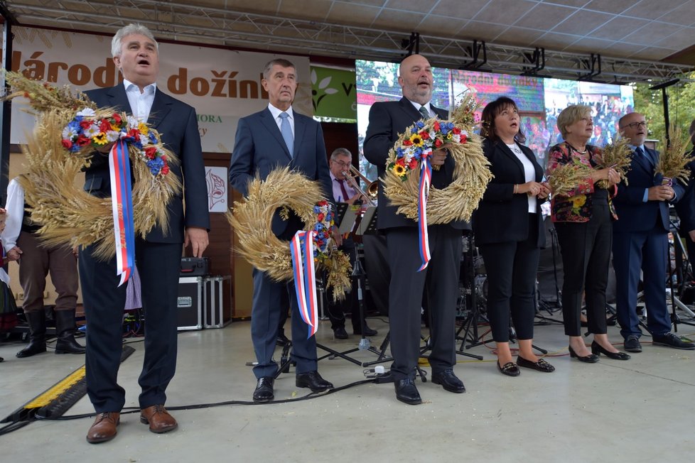 Projev premiéra Andreje Babiše (ANO) při slavnostním zahájení Národních dožínek v Českých Budějovicích znovu narušovala skupinka protestujících. Pískali a skandovali „hanba“ a „StB“.