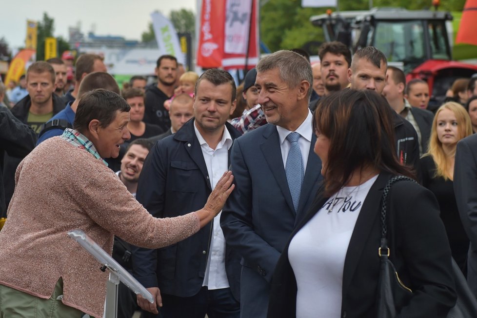 Projev premiéra Andreje Babiše (ANO) při slavnostním zahájení Národních dožínek v Českých Budějovicích znovu narušovala skupinka protestujících. Pískali a skandovali „hanba“ a „StB“.