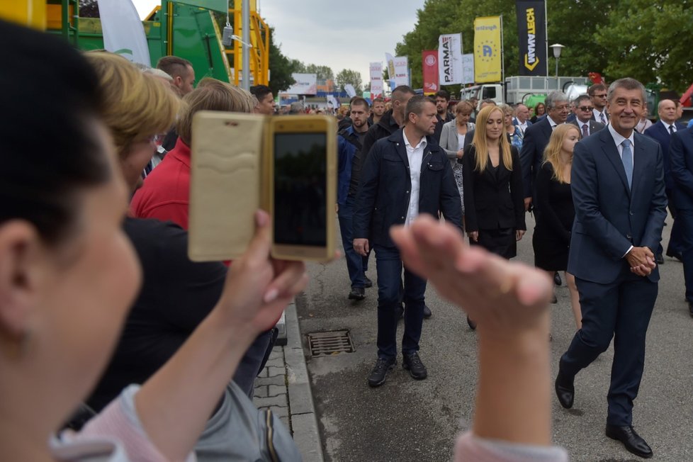 Projev premiéra Andreje Babiše (ANO) při slavnostním zahájení Národních dožínek v Českých Budějovicích znovu narušovala skupinka protestujících. Pískali a skandovali „hanba“ a „StB“.