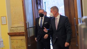 Premiér v demisi Andrej Babiš (ANO) vítá designovaného premiéra Petra Fialu (ODS) během příchodu do Strakovy akademie (30. 11. 2021)