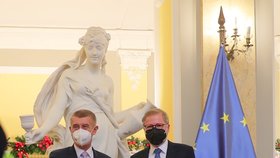 Premiér v demisi Andrej Babiš (ANO) vítá designovaného premiéra Petra Fialu (ODS) během příchodu do Strakovy akademie (30. 11. 2021).