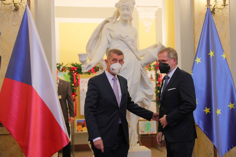 Premiér v demisi Andrej Babiš (ANO) vítá designovaného premiéra Petra Fialu (ODS) během příchodu do Strakovy akademie (30. 11. 2021).