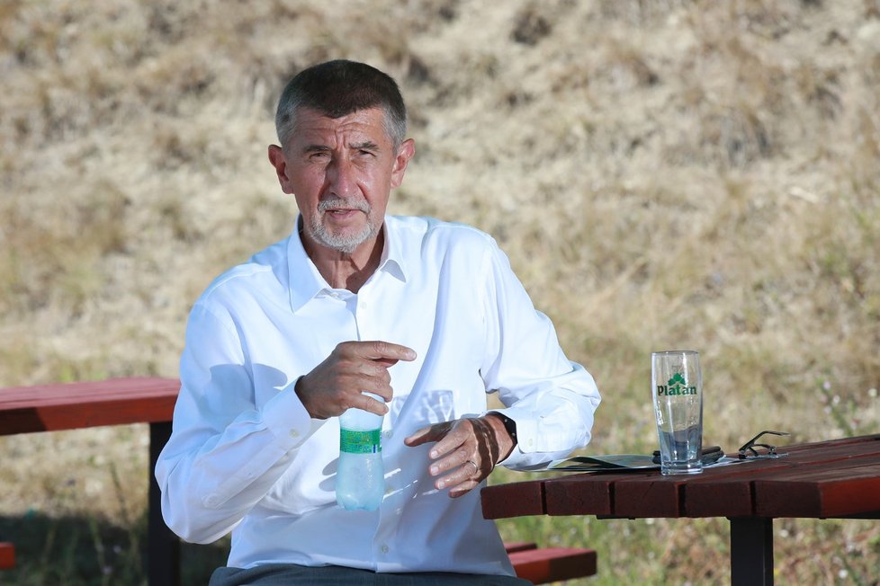 Premiér Andrej Babiš se připravuje na vypouštění syslů, které společně s Richardem Brabcem (ANO) házeli zpátky do nor a přírody