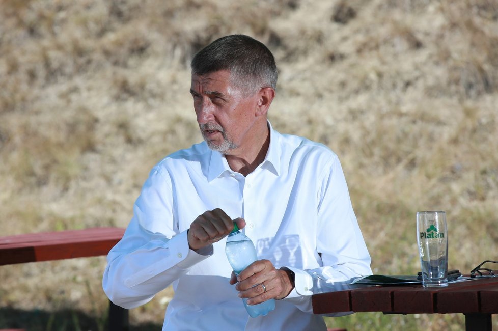 Premiér Andrej Babiš se připravuje na vypouštění syslů, které společně s Richardem Brabcem (ANO) házeli zpátky do nor a přírody