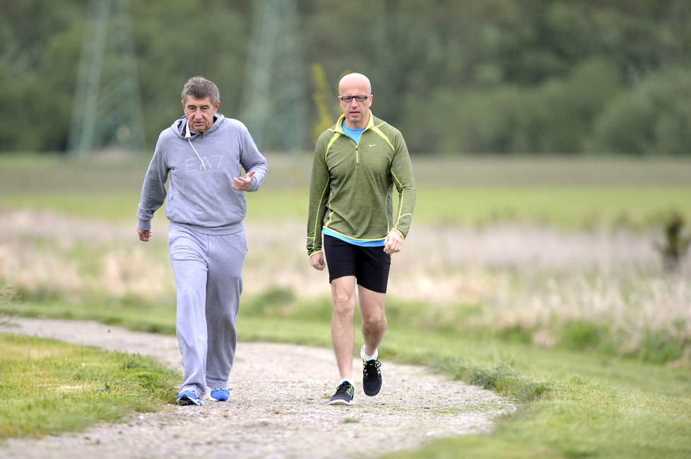 Takhle ještě Telička běhal s Andrejem Babišem. Než se jejich cesty rozeběhly