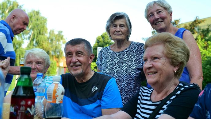 Šéf hnutí ANO a premiér Andrej Babiš se během kampaně oblékl do sportovního a vyrazil si mezi seniory zahrát petanque i tenis