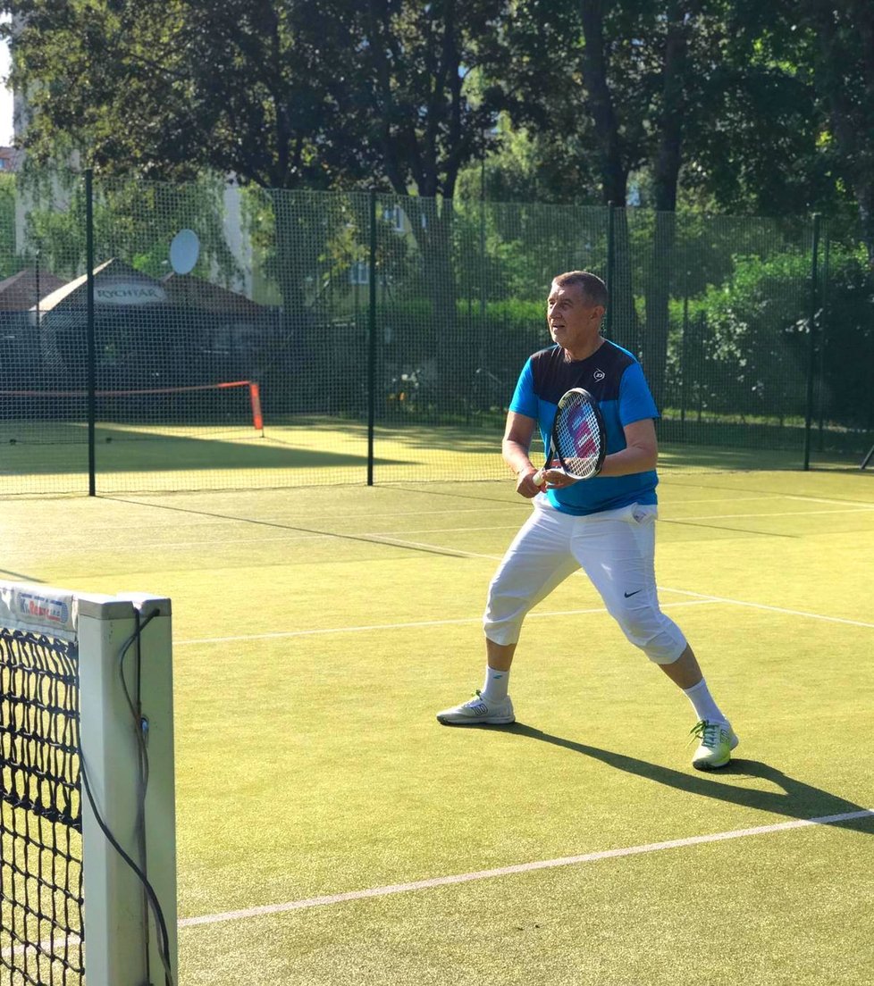 Šéf hnutí ANO a premiér Andrej Babiš se během kampaně oblékl do sportovního a vyrazil si mezi seniory zahrát petanque i tenis