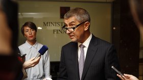 Andrej Babiš (ANO) je připraven odpovědět na otázky premiéra Sobotky, když ho s nimi osloví. Pro své odvolání z vlády nevidí důvod.