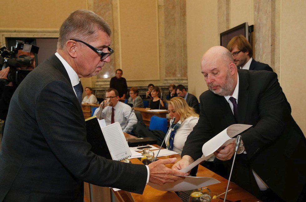 Premiér Andrej Babiš (ANO, vlevo) a ministr zemědělství Miroslav Toman (ČSSD)