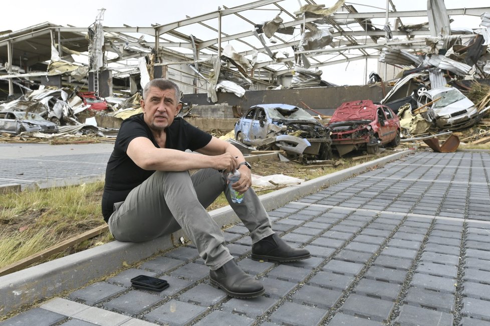 Premiér Andrej Babiš (ANO) na Hodonínsku poté, co se přes několik vesnic přehnalo ničivé tornádo (27. 6. 2021)