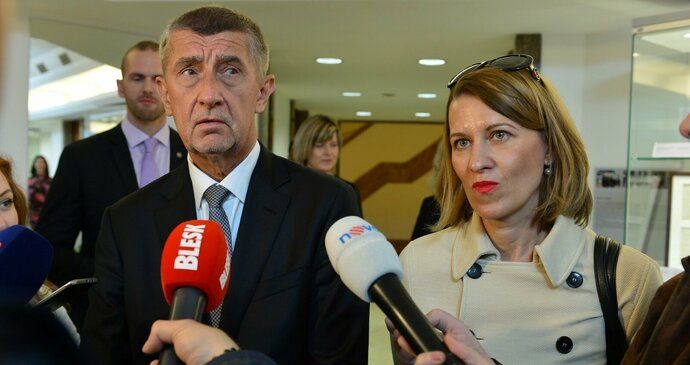 Premiér Andrej Babiš a šéfka jeho kabinetu Tünde Bartha, která stojí za myšlenkou výstavy darů pro premiéra. Inspirovala se prý u francouzského prezidenta Emmanuela Macrona (8. 5. 2019)