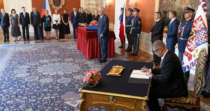 Andrej Babiš se při svém druhém jmenování premiérem 6. 6. 2018 podepsal vlastní tužkou