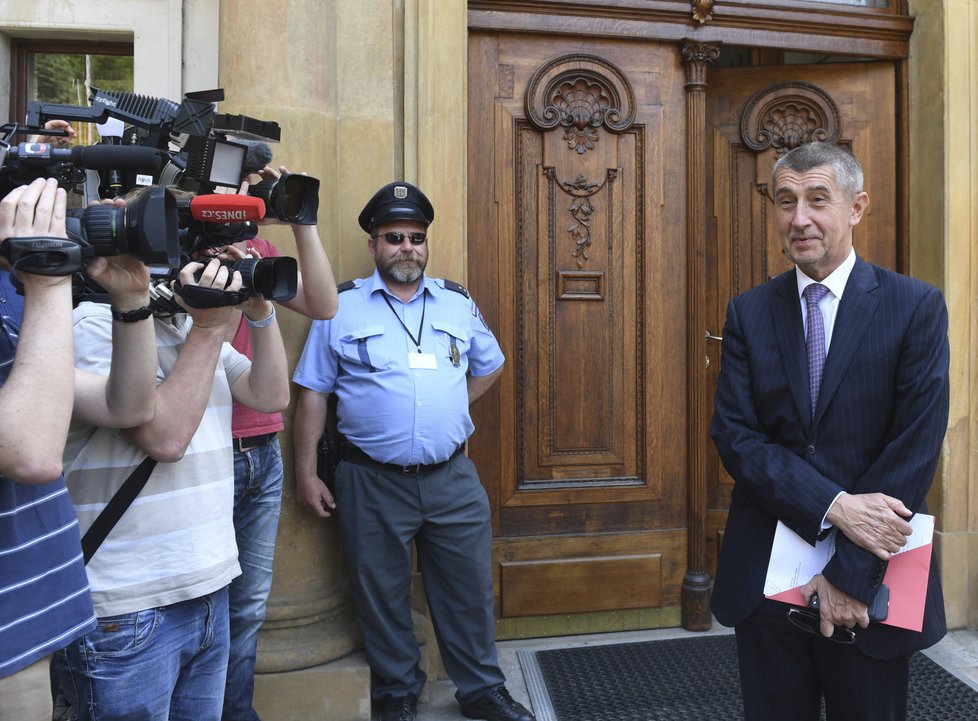 Andrej Babiš (ANO) před Úřadem vlády, který střeží policie.