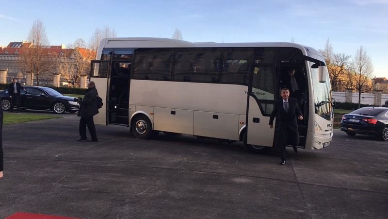 Vládu Andreje Babiše přivezl ke Strakově akademii rovnou po jmenování z Pražského hradu autobus.