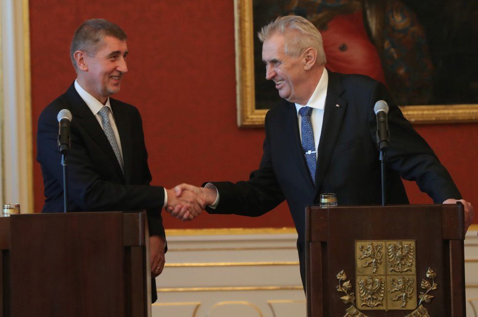 Premiér v demisi Andrej Babiš (ANO) dorazil na zámek v Lánech, kam jej pozval prezident Miloš Zeman.