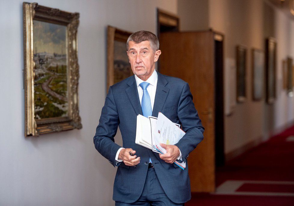 Premiér Andrej Babiše přichází na jednání vlády (15. 4. 2019)