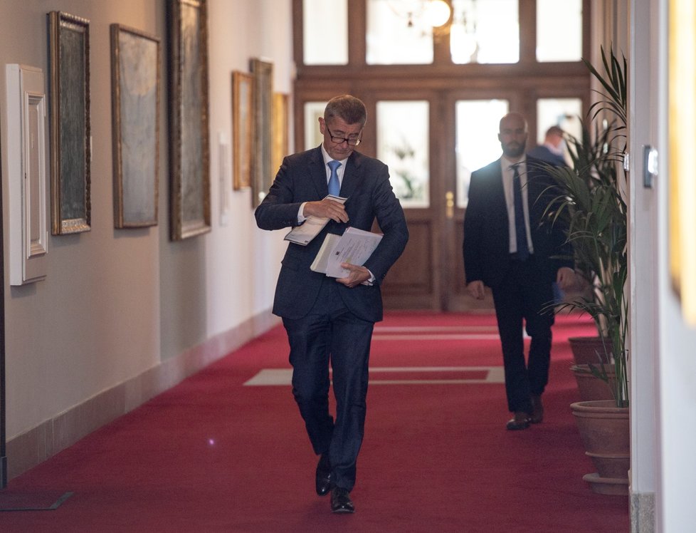 Premiér Andrej Babiše přichází na jednání vlády (15. 4. 2019)
