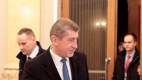 Andrej Babiš zavedl pro novináře novinku. Příchody ministrů točí uvnitř Strakovy akademie, ve vstupní aule byly na konci ledna také koblihy a káva