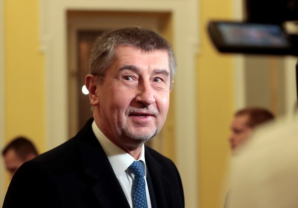 Po příchodu na jednání vlády vypadal premiér Andrej Babiš unaveně. Do Strakovy akademie dorazil krátce před půl sedmou ráno.