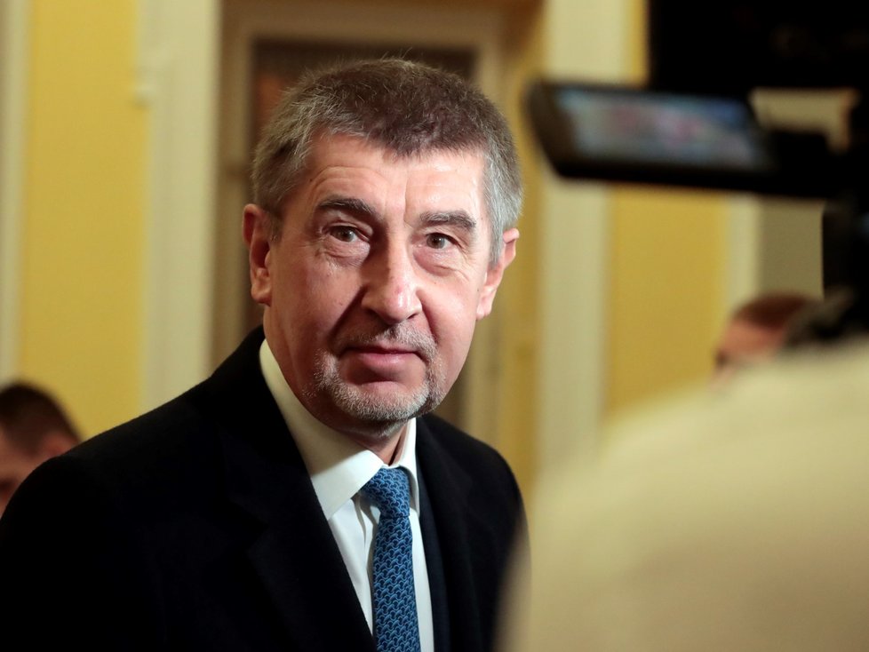 Po příchodu na jednání vlády vypadal premiér Andrej Babiš unaveně. Do Strakovy akademie dorazil krátce před půl sedmou ráno