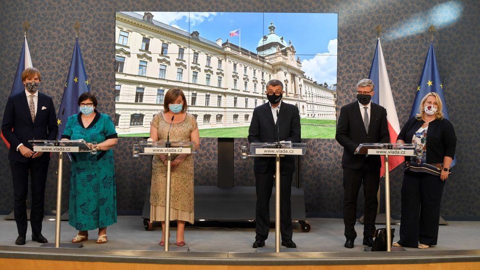 Ministr zdravotnictví Adam Vojtěch (za ANO), ministryně spravedlnosti Marie Benešová (za ANO), ministryně financí Alena Schillerová (za ANO), premiér Andrej Babiš (ANO), ministr průmyslu, obchodu a dopravy Karel Havlíček (za ANO) a ministryně pro místní rozvoj Klára Dostálová (za ANO) na tiskové konferenci po jednání vlády (27. 7. 2020)