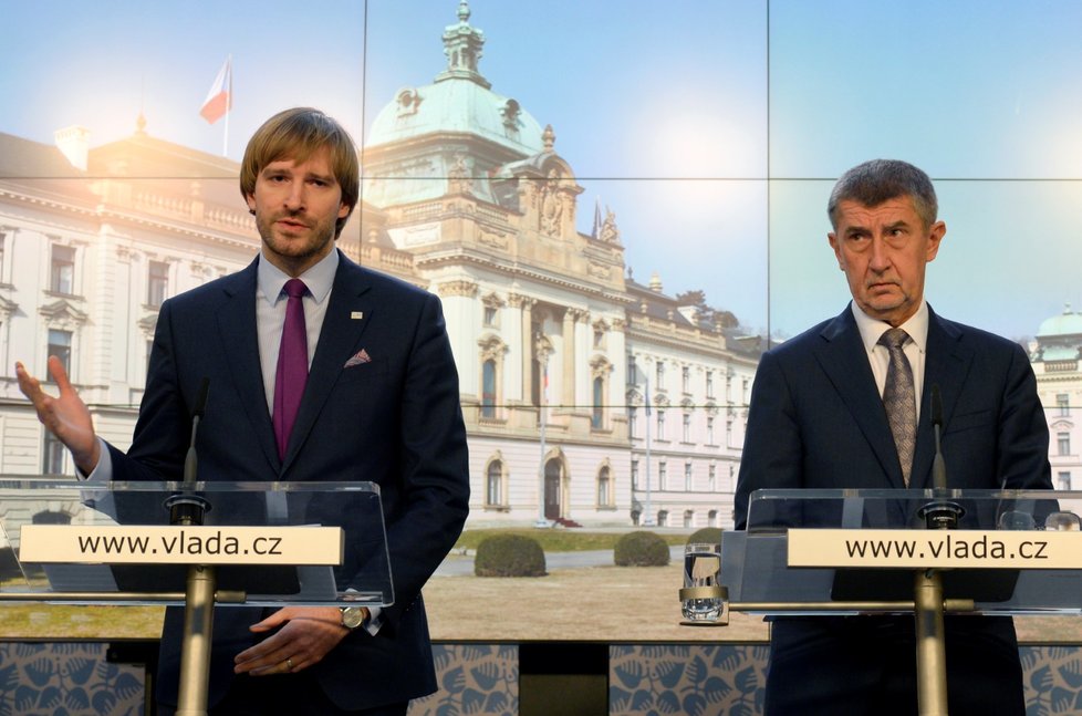 Opatření proti koronaviru: Ministr zdravotnictví Adam Vojtěch (za ANO) a premiér Andrej Babiš (ANO; 10. 3. 2020)