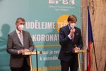 Premiér Andrej Babiš (ANO) a ministr zdravotnictví Adam Vojtěch (za ANO) na tiskové konferenci v den jeho znovuuvedení do úřadu (26. 5. 2021)
