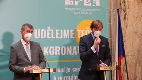Premiér Andrej Babiš (ANO) a ministr zdravotnictví Adam Vojtěch (za ANO) na tiskové konferenci v den jeho znovuuvedení do úřadu (26. 5. 2021)