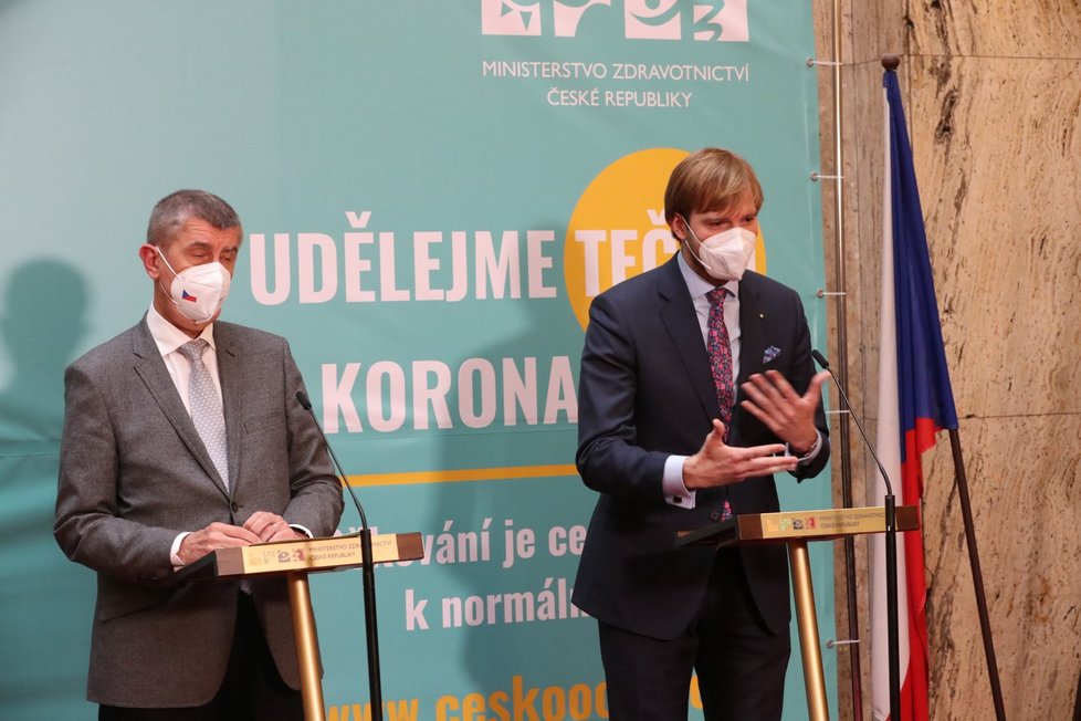Premiér Andrej Babiš (ANO) a ministr zdravotnictví Adam Vojtěch (za ANO) na tiskové konferenci v den jeho znovuuvedení do úřadu (26.5.2021)
