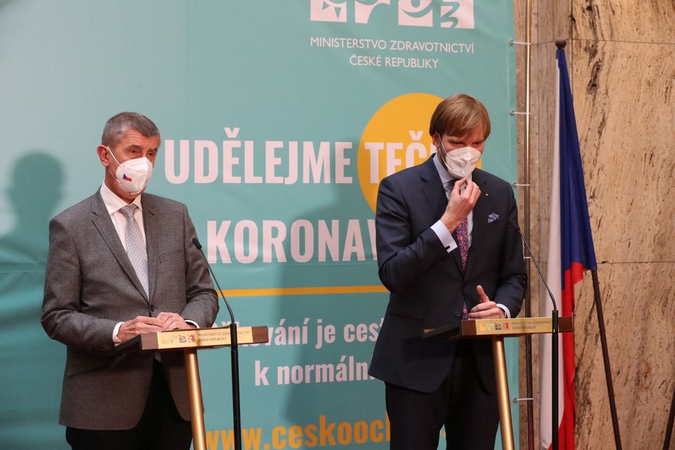 Premiér Andrej Babiš (ANO) a ministr zdravotnictví Adam Vojtěch (za ANO) na tiskové konferenci v den jeho znovuuvedení do úřadu (26.5.2021)