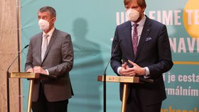 Premiér Andrej Babiš (ANO, vlevo) a ministr zdravotnictví Adam Vojtěch (za ANO)