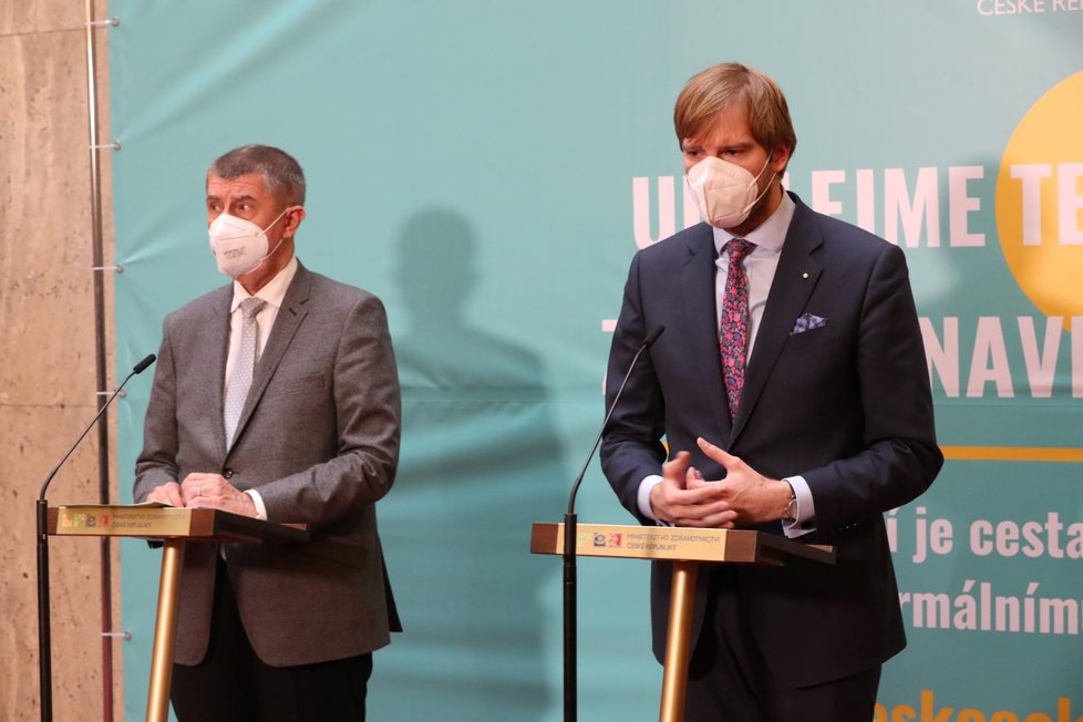 Premiér Andrej Babiš (ANO, vlevo) a ministr zdravotnictví Adam Vojtěch (za ANO)