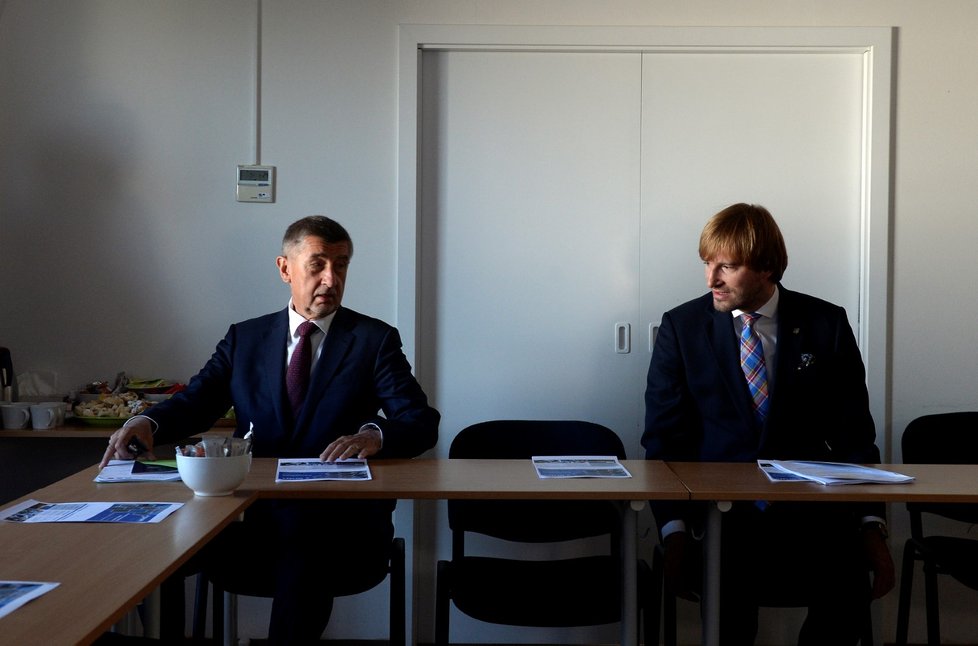 Premiér Andrej Babiš (ANO) a ministr zdravotnictví Adam Vojtěch (za ANO) dodržují bezpečnou vzdálenost povinnou během pandemie koronaviru