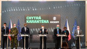 Premiér Andrej Babiš (uprostřed) hovoří 7. května 2020 v Praze na tiskové konferenci k představení fungování projektu Chytré karantény. Vedle něj vlevo stojí ministr zdravotnictví Adam Vojtěch (za ANO) a vpravo ministrův náměstek Roman Prymula