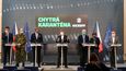 Premiér Andrej Babiš (uprostřed) hovoří 7. května 2020 v Praze na tiskové konferenci k představení fungování projektu Chytré karantény. Vedle něj vlevo stojí ministr zdravotnictví Adam Vojtěch (za ANO) a vpravo ministrův náměstek Roman Prymula