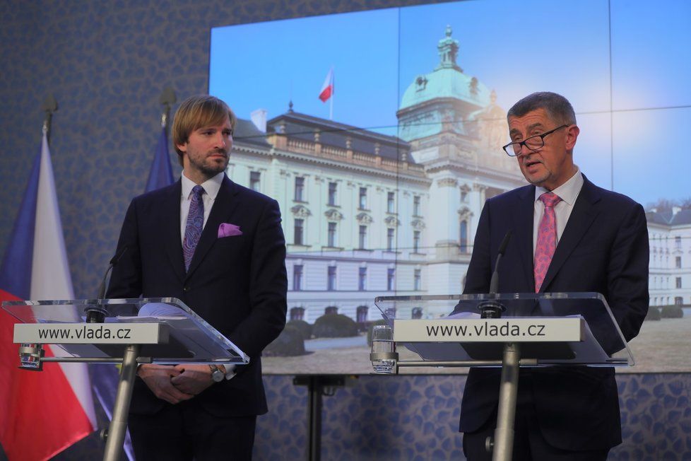 Zleva: Premiér Andrej Babiš (ANO) a ministr zdravotnictví Adam Vojtěch (za ANO) ve Strakově akademii na tiskové konferenci, kde se Babišův kabinet zabýval hrozbou covidu-19 (28. 2. 2020)