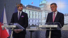 Zleva: Premiér Andrej Babiš (ANO) a ministr zdravotnictví Adam Vojtěch (za ANO) ve Strakově akademii na tiskové konferenci, kde se Babišův kabinet zabýval hrozbou Covidu-19 (28.2.2020)