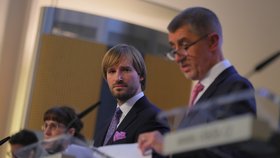 Zleva: Premiér Andrej Babiš (ANO) a ministr zdravotnictví Adam Vojtěch (za ANO) ve Strakově akademii na tiskové konferenci, kde se Babišův kabinet zabýval hrozbou covidu-19 (28. 2. 2020)
