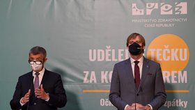 Zleva předseda vlády Andrej Babiš (ANO) a ministr zdravotnictví Adam Vojtěch (za ANO) vystoupili 30. července 2021 v Praze na tiskové konferenci po mimořádném jednání vlády