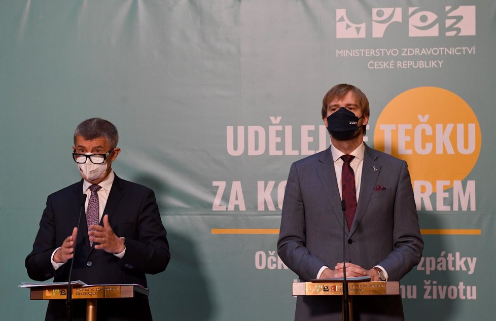 Zleva předseda vlády Andrej Babiš (ANO) a ministr zdravotnictví Adam Vojtěch (za ANO) vystoupili 30. července 2021 v Praze na tiskové konferenci po mimořádném jednání vlády