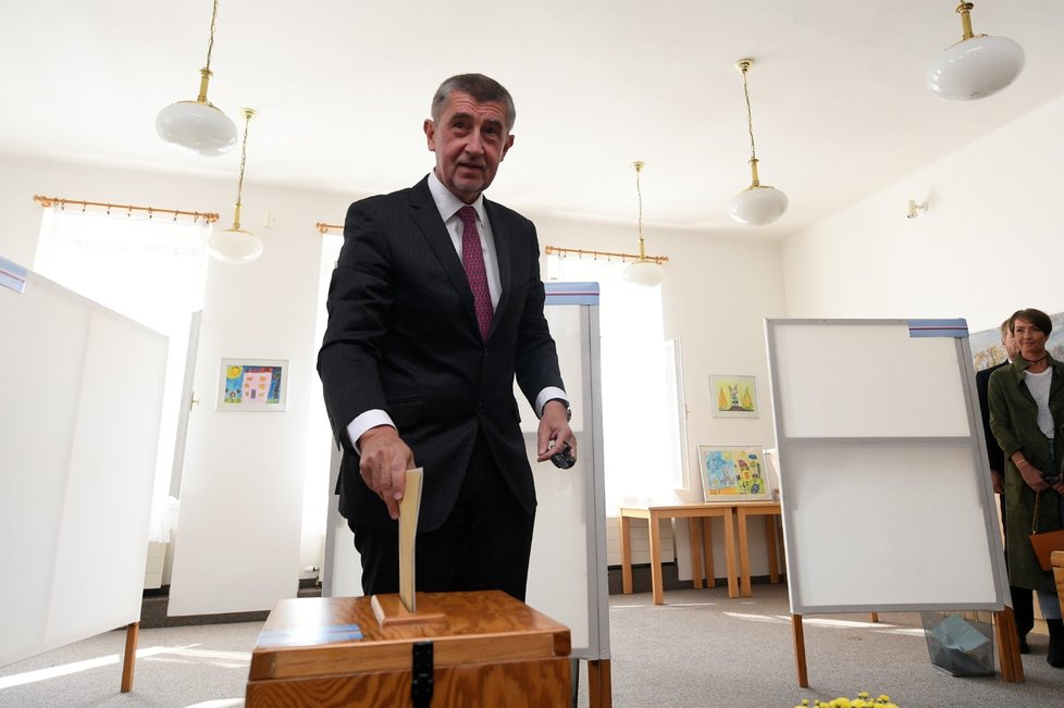 Premiér Andrej Babiš (ANO) odevzdal hlas v obecních a v senátních volbách v Průhonicích u Prahy. Hlasovat přišel společně s manželkou Monikou