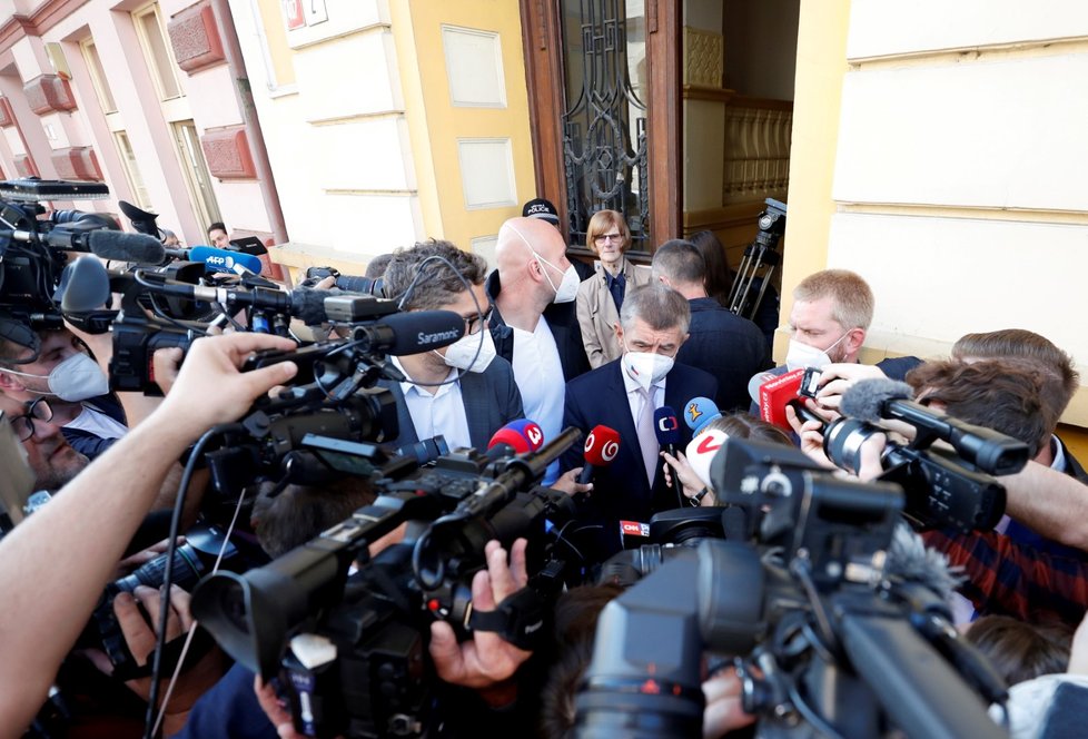 Premiér Andrej Babiš (ANO) mluví s médii poté, co odvolil ve sněmovních volbách v Lovosicích (8. 10. 2021)